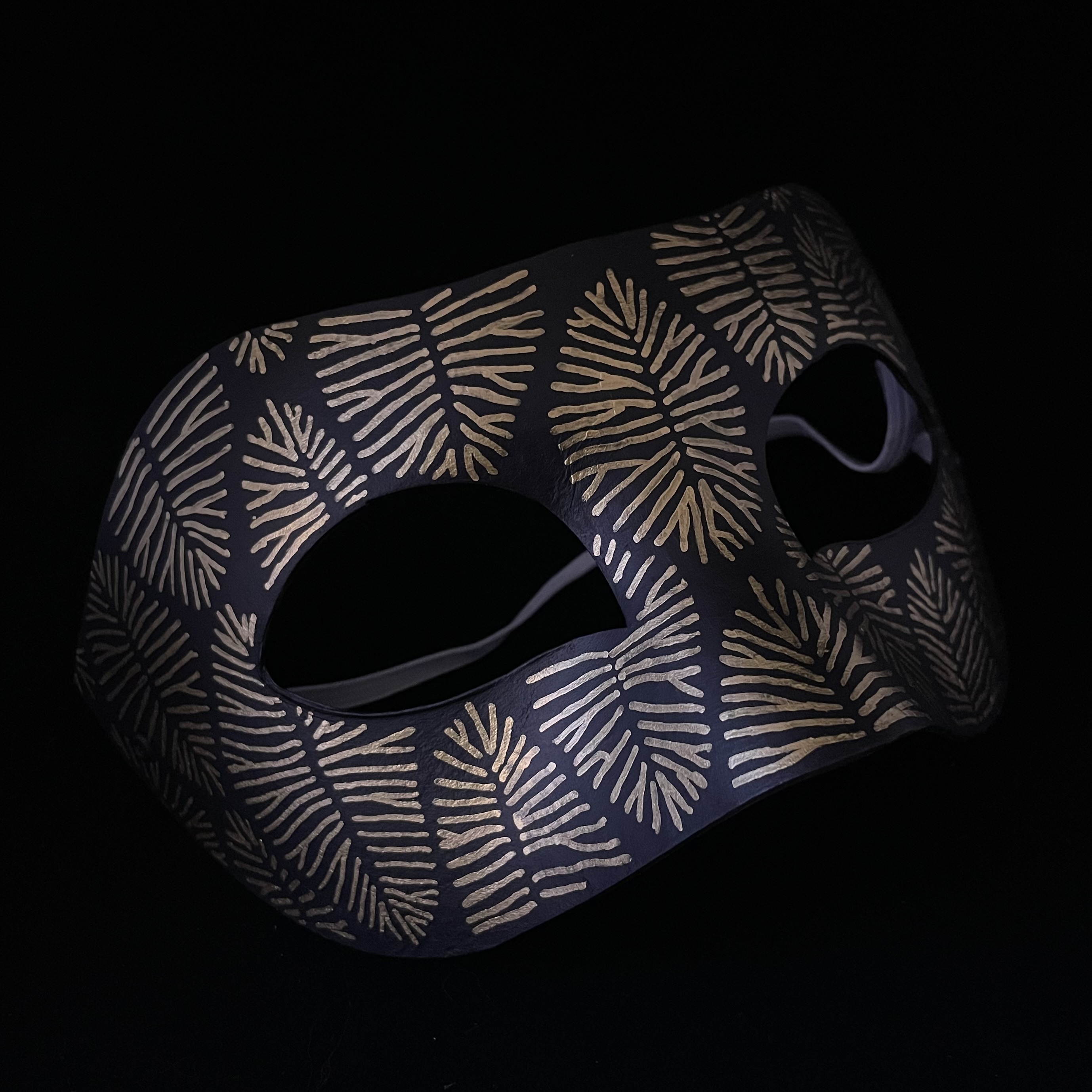 mask with organic pattern