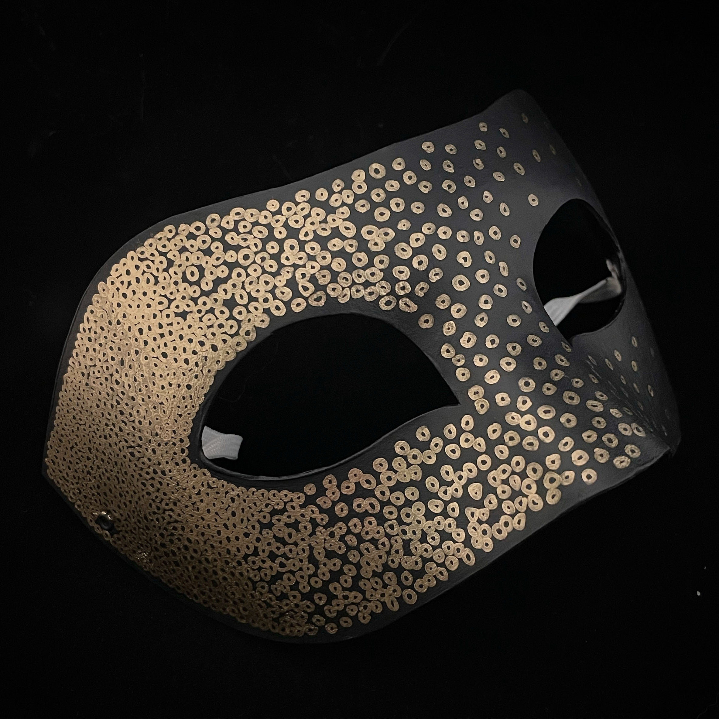 mask with particle pattern