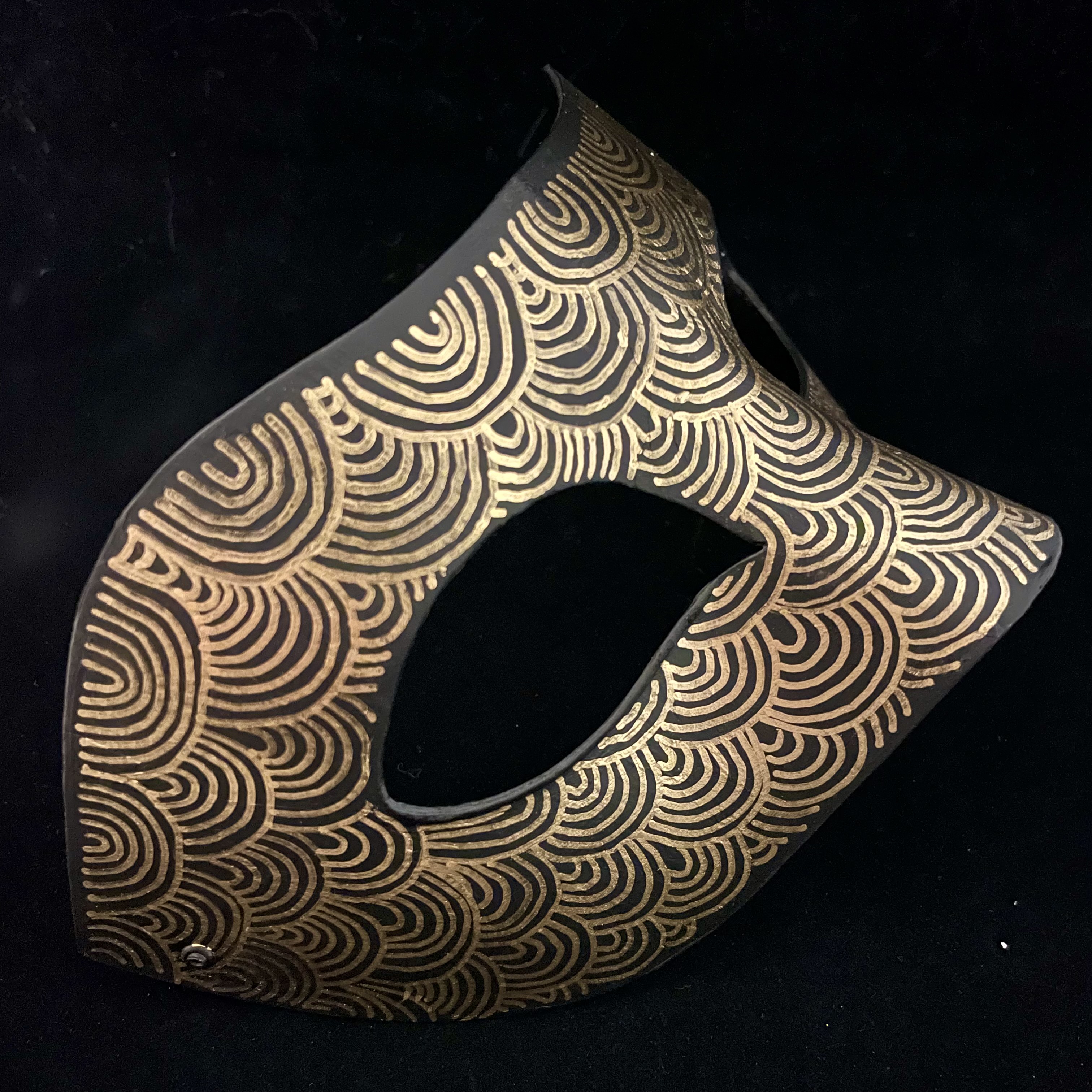 mask with scalloped pattern