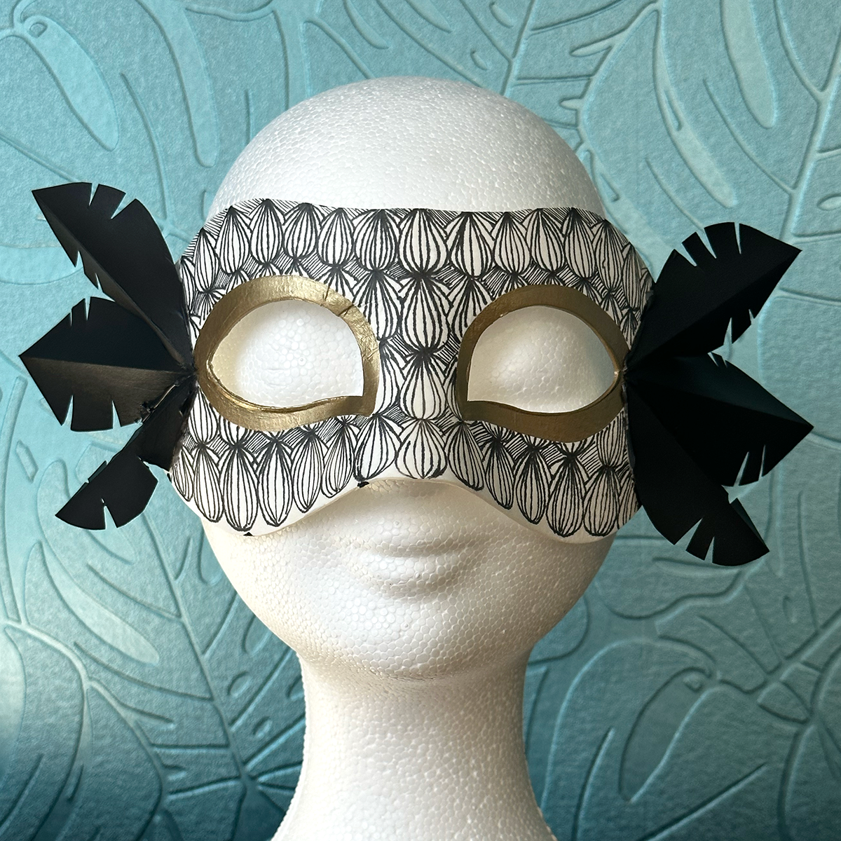 mask with scalloped pattern